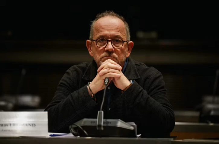 Le journaliste Thomas Legrand, lors de son audition devant la commission d’enquête sur l’audiovisuel public à l’Assemblée nationale, le 18 décembre 2025. DIMITAR DILKOFF / AFP 
