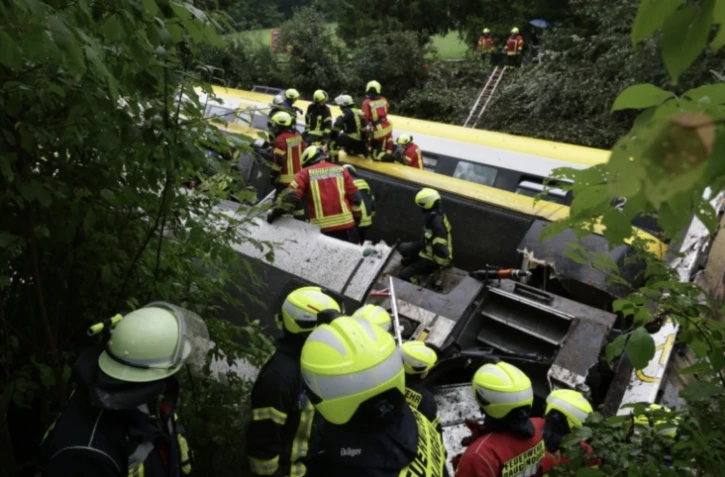 Des secouristes sur les lieux du déraillement d'un train près de Riedlingen en Allemagne, le 27 juillet 2025 ( dpa / Thomas Warnack )
