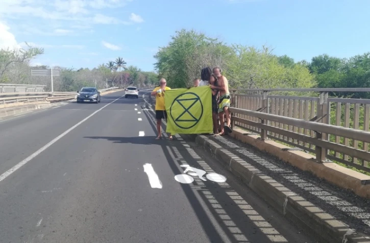  Une piste cyclable éphémère peinte sur le pont de la ravine de Trois Bassins
