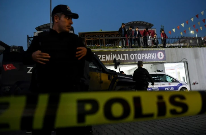 La police turque surveille le parking où une voiture abandonnée appartenant au consulat d'Arabie saoudite a été retrouvée, le 22 octobre 2018