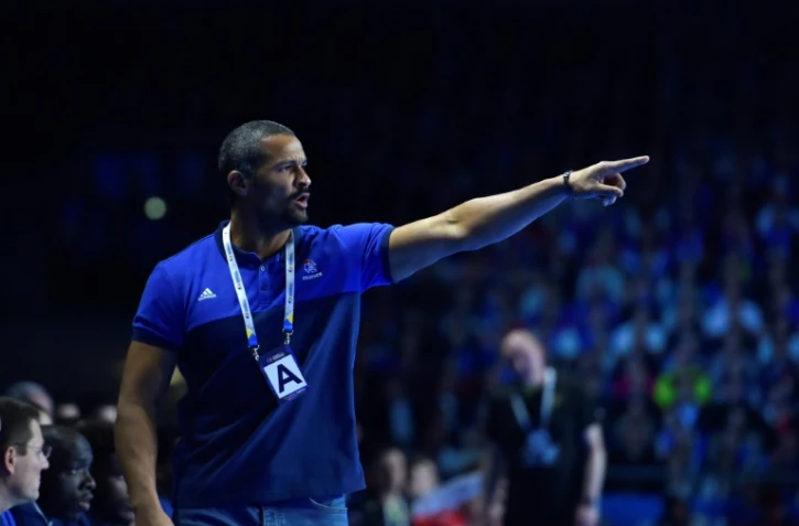 Didier Dinart donne des consignes à ses joueurs opposés à la Russie au Mondial de hand, le 17 janvier à Nantes