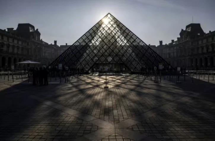 Le musée du Louvre et la pyramide conçue par l'architecte sino-américain Ieoh Ming Pei, le 22 mars 2019 à Paris ( AFP / Christophe ARCHAMBAULT )