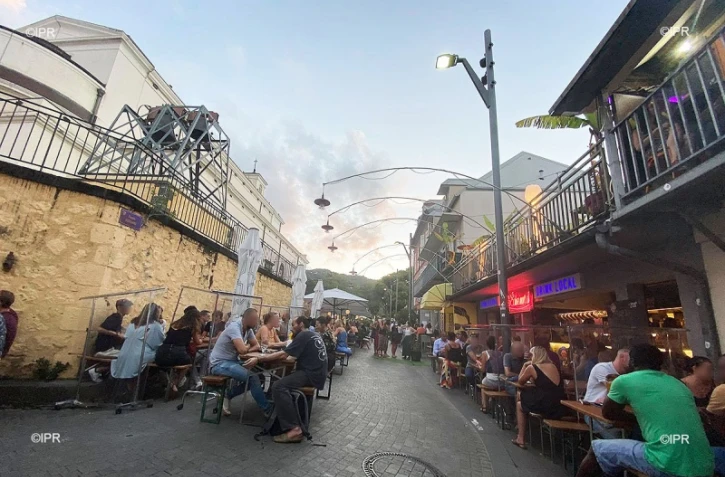 coronavirus covid dernière soirée avant couvre feu 18h saint denis carré cathédrale bars et restaurants pleins