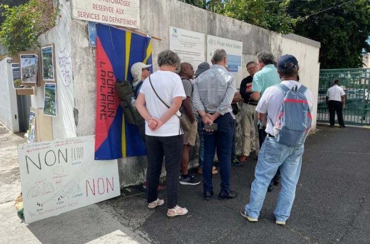 Parc du volcan : l'association Domoun la plaine mobilisée devant le Département 