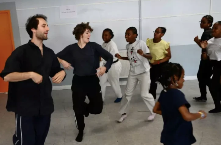 Julien Guillemard (g) et Marion Gautier de Chamacé (2e g) avec des adolescentes du quartier de la Busserie, lors d'un atelier, le 5 juin 2023 à Marseille ( AFP / Christophe SIMON )