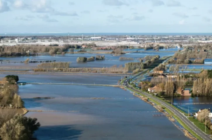 Vue aérienne du village inondé de Hames-Boucres, dans le Pas-de-Calais, le 15 novembre 2023 ( AFP / Charles Caby )