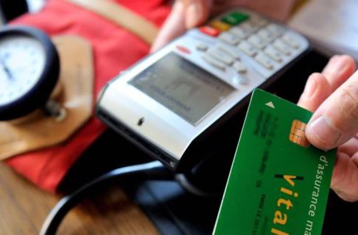 Le Sénat, à majorité de droite, a rejeté vendredi le tiers payant généralisé, une mesure phare du projet de loi santé vivement critiquée par les médecins