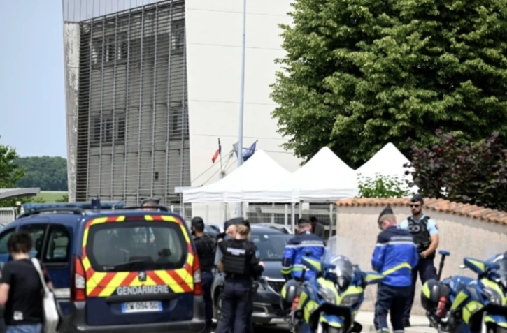 Des gendarmes contrôlent les accès au collège où une surveillante est décédée après avoir été poignardée par un élève de 14 ans, le 10 juin 2025 à Nogent, en Haute-Marne ( AFP / Jean-Christophe VERHAEGEN )