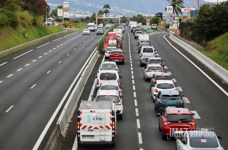 embouteillages Est vers saint-denis, le chef-lieu 