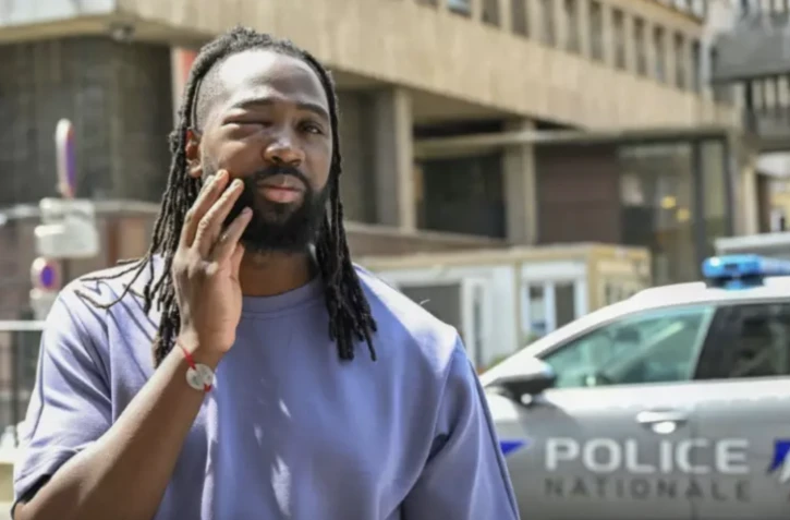 Youssouf Traoré devant un commissariat où il doit récupérer ses affaires après sa sortie de l'hôpital, le 9 juillet 2023 à Paris ( AFP / Bertrand GUAY )