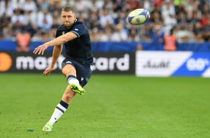 Le demi d'ouverture Finn Russell frappe dans le ballon lors de la victoire de l'Ecosse contre les Tonga,  le 24 septembre 2023 au stade de Nice
