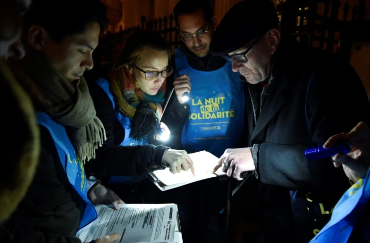 Des volontaires participent à la "Nuit de la solidarité" à Paris le 15 février 201