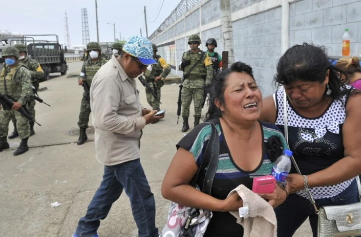 Des proches des ouvriers du complexe pétrochimique en attente de nouvelles le 21 avril 2016 à  Coatzacoalcos