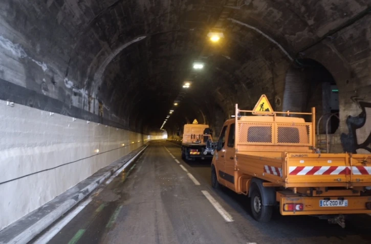 Le tunnel inondé et fermé sur la route du littoral