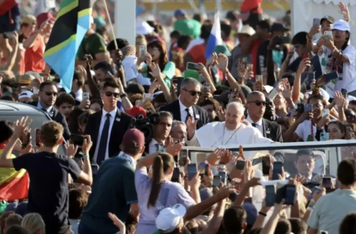 Le pape François salue la foule avant la messe de clôture des Journées mondiale de la jeunesse (JMJ) à Lisbonne, le 6 août 2023 ( AFP / Pierre-Philippe MARCOU )