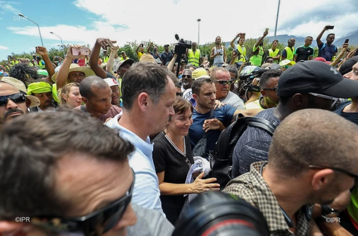 Ministre des outre mer et le préfet à gillot