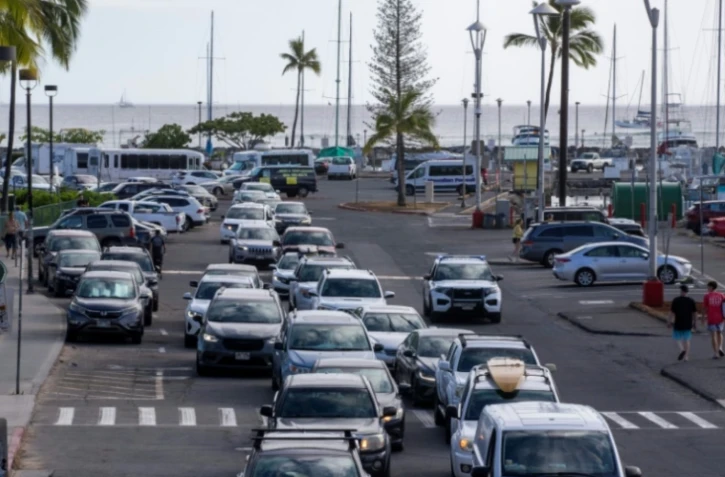 Embouteillage à Waikiki, dans l'île hawaïenne d'Oahu, après un ordre d'évacuation du littoral pour cause d'alerte au tsunami, le 29 juillet 2025 ( AFP / Eugene Tanner )