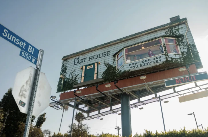 [Vidéos] Los Angeles : un homme vit dans un panneau publicitaire pour promouvoir un film Netflix