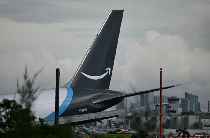 La partie arrière d’un avion-cargo à l’aéroport international de Miami, après que l’appareil a dépassé l’extrémité de la piste à l’aéroport international de Miami, en Floride, le 6 septembre 2026. | CHANDAN KHANNA / AFP