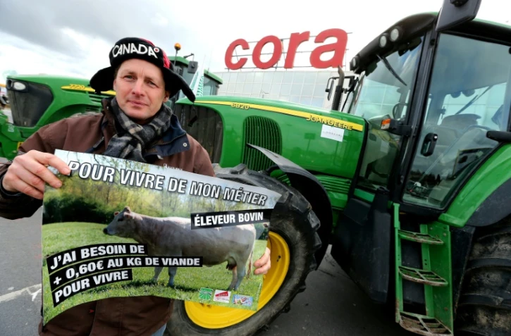 Les agriculteurs, à bout, multliplient les actions, notamment aux abords des zones d'activités commerciales. Photo prise à Reims, le 11 février 2016