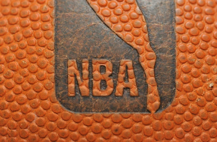 Le logo de la NBA sur un ballon lors du match entre les Denver Nuggets et les Portland Trail Blazers le 28 décembre 2010