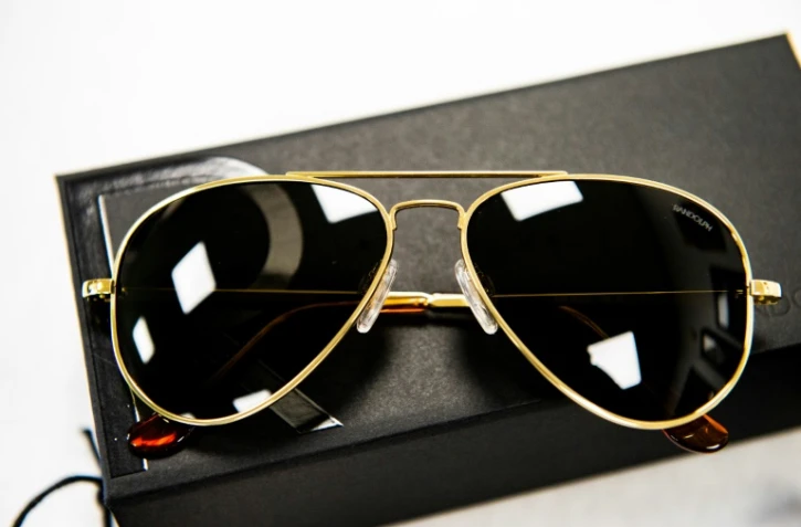 Une paire de lunettes de soleil aviateur "Concorde", le 17 juin 2021 à Randolph, dans le Massachusetts 