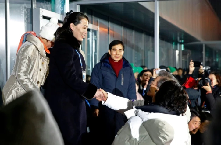 Kim Yo Jong, soeur du leader nord-coréen serre la main du président sud-coréen Moon Jae-in, lors de la cérémonie d'ouverture des Jeux olympiques à Pyeongchang, le 10 février 2018