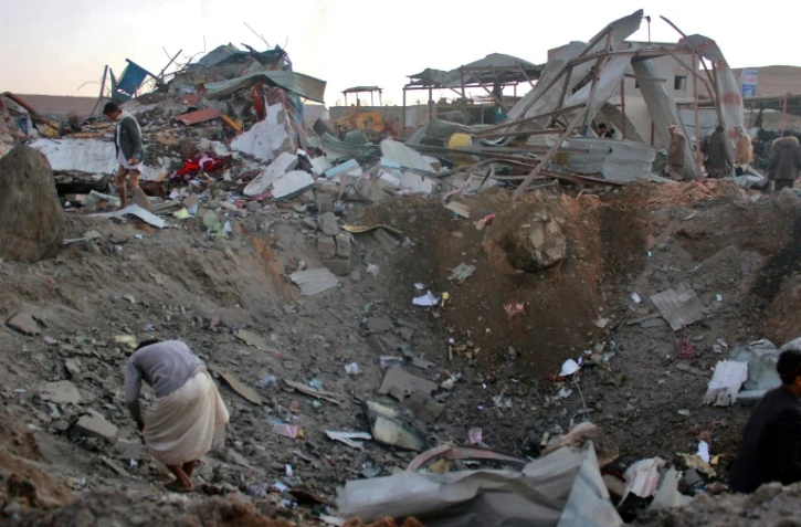 Des Yéménites recherchent des victimes après un raid aérien meurtrier sur Saada, le 1er novembre 2017