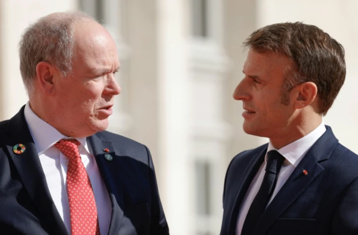 Le président français Emmanuel Macron (d.) salue le prince Albert II de Monaco à son arrivée au château de Villers-Cotterets, dans le nord-est de la France, le 4 octobre 2024