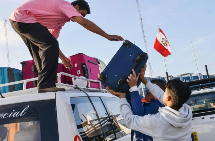 Des Vénézuéliens chargent un véhicule avec leurs affaires avant de fuir vers Tumbes au Pérou, le 23 août 2018