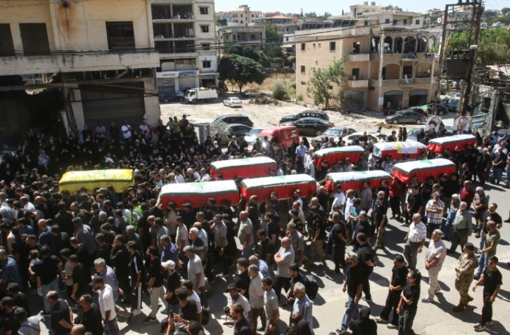 Les funérailles de victimes d'une frappe aérienne israélienne ayant visé le village de Kfar Remmane la veille, dans le sud du Liban, le 8 septembre 2026