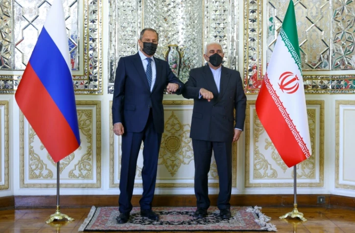 Le ministre iranien des Affaires étrangères Mohammad Javad Zarif et son homologue russe Sergueï Lavrov, le 13 avril 2021 à Téhéran