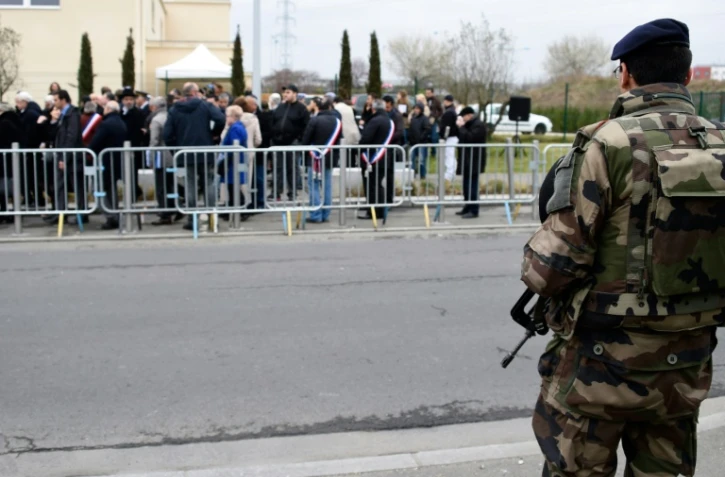 Un soldat monte la garde lors d'une commémoration en mémoire des victimes du jihadiste Mohamed Merah, à Sarcelles, le 19 mars 2015 