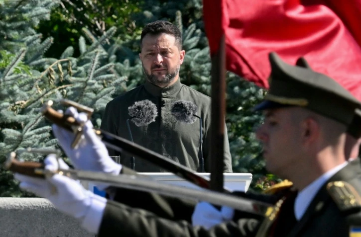 Le président ukrainien Volodymyr Zelensky lors d'une cérémonie militaire, le 23 août 2026 à Kiev 