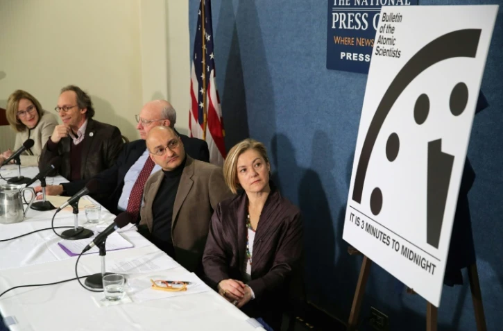 Des scientifiques dévoilent le nouvel horaire de l'horloge de l'apocalypse, à Washington le 26 janvier 2017