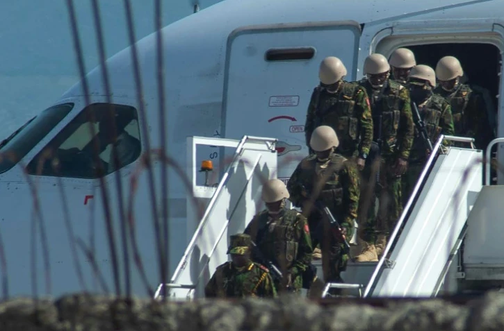 Des policiers kényans arrivent à l'aéroport de Port-au-Prince à Haîti le 25 juin 2024