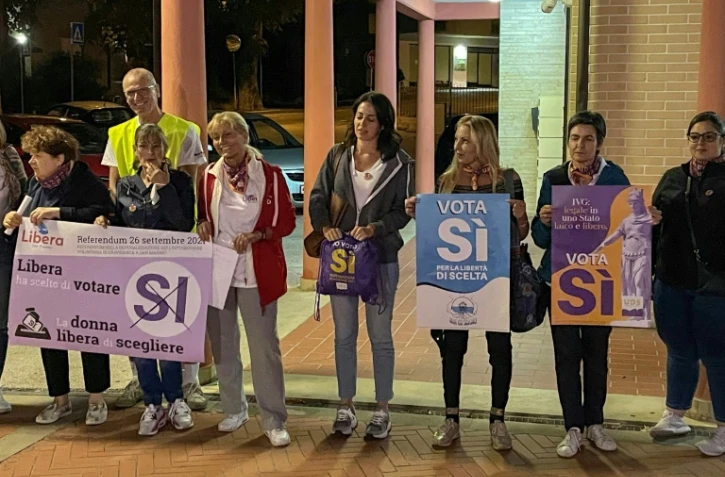 Des militants brandissent des affiches pour marquer le début de la campagne pour le référendum à Saint-Marin, le 9 septembre 2021 