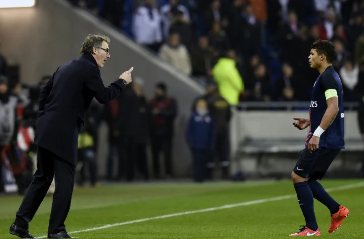 L'entraîneur du PSG, Laurent Blanc (g), parle à son capitaine Thiago Silva lors du match face à Lyon, le 28 février 2016 au Parc OL