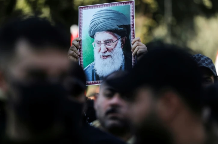 Un portrait de l'ayatollah Khamenei brandi lors d'une manifestation de soutien à la République islamique, à Bagdad le 16 janvier 2026