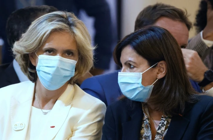 Les candidats à la présidentielle française de 2022 Valérie Pécresse (g), présidente LR du conseil régional d'IDF, et Anne Hidalgo, maire PS de Paris, le 13 septembre 2021 à Paris