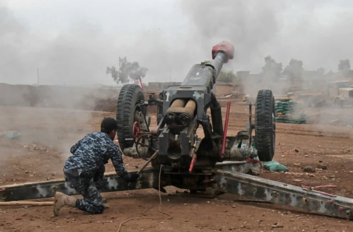 Un soldat irakien tire sur une position de l'EI, à Abu Saif, au sud de Mossoul, le 1er décembre 2016