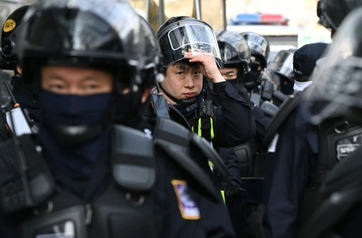 Des policiers anti-émeutes prennent position près de la Cour constitutionnelle à Séoul, le 4 avril 2025
