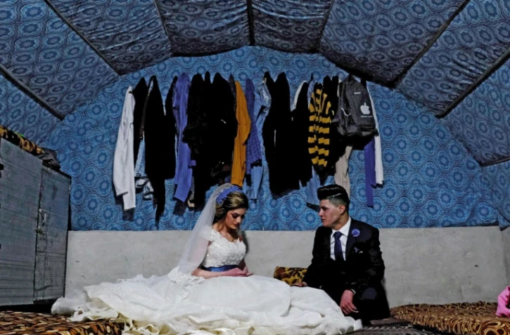 Sundus Garis (gauche), 16 ans, et son mari Farid Mallo, 19 ans, issus de la minorité des Yazidis, après la cérémonie près de Dohouk, le 23 janvier 2020