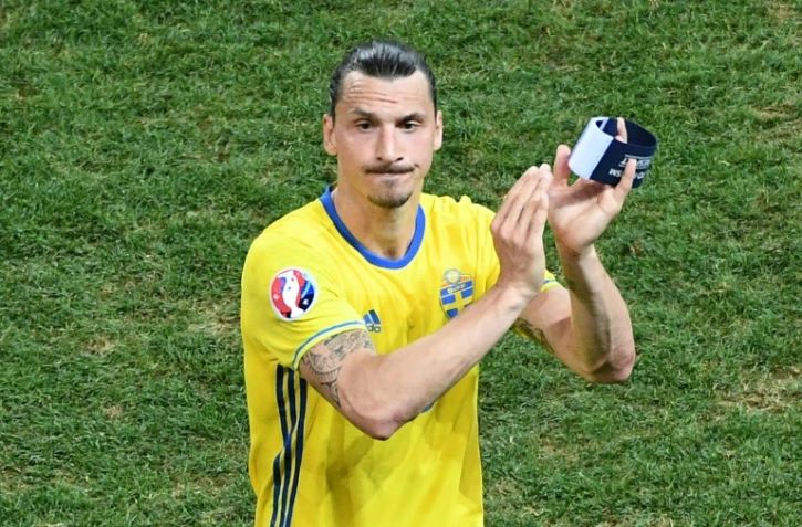 Zlatan Ibrahimovic salue les supporters à l'issue de son dernier match avec la sélection suédoise lors de l'Euro-2016, le 22 juin à Nice 