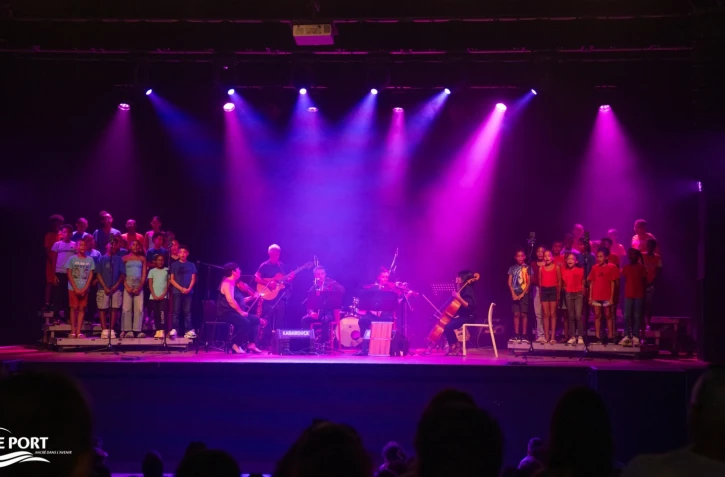  Le Port : 600 élèves en concert au Kabardock avec le projet chorale "Drôles d’oiseaux" 