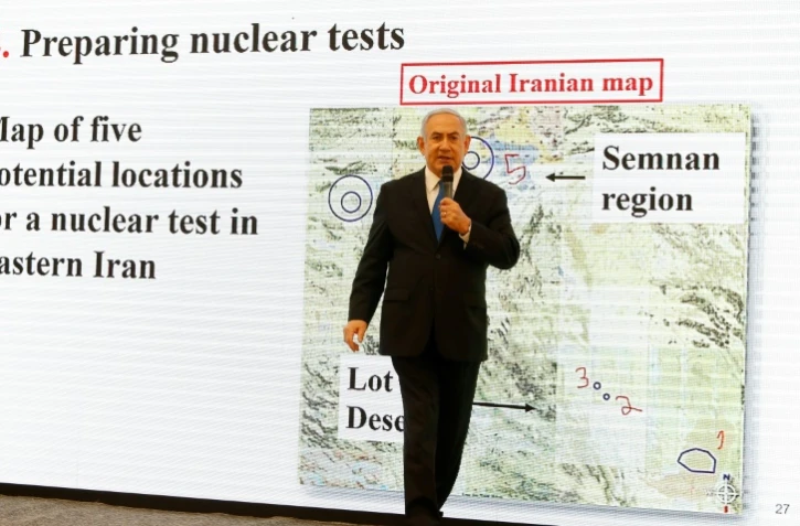 Le Premier ministre israélien Benjamin Netanyahu présente à la presse à Tel-Aviv ce qu'il décrit comme "les copies exactes" de dizaines de milliers de documents originaux iraniens, le 30 avril 2018