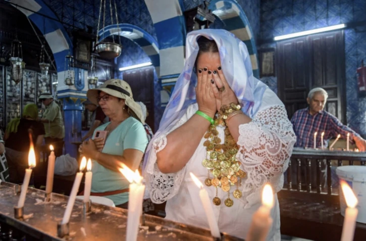  Des pèlerins juifs prient à la synagogue de la Ghriba, sur l'île de Djerba, le 18 mai 2022. AFP - FETHI BELAID 