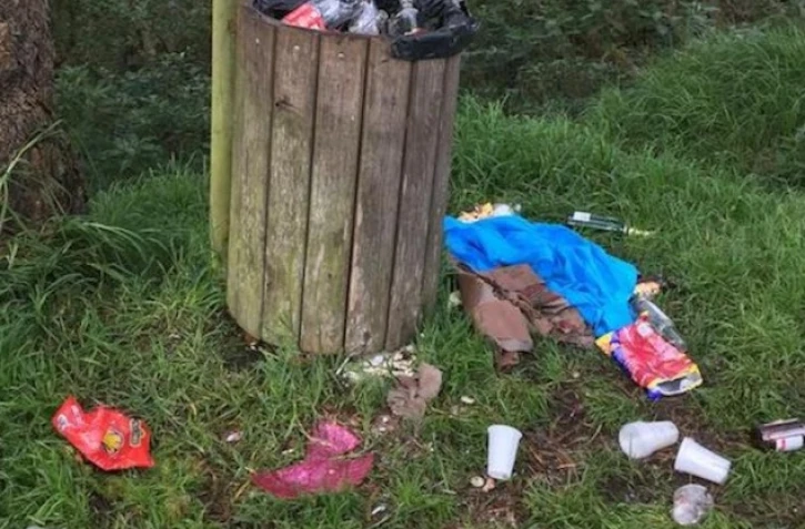 Des déchets autour des Tamarins du Maïdo