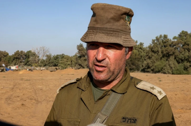 Le vétéran de l'armée israélienne, Tzvi Koretzki, lors d'une interview sur une position près de la frontière avec la bande de Gaza, le 6 novembre 2023 dans le sud d'Israël