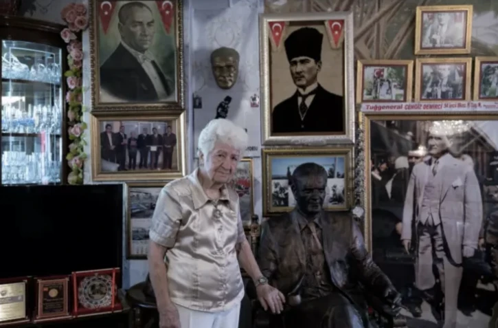 Mukkades Kokeralp Cirak dans sa maison dédiée au culte de Mustafa Kemal Atatürk, le 25 octobre 20232 à Edirne, dans l'ouest de la Turquie ( AFP / Ozan KOSE )
